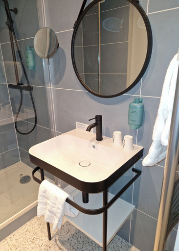 Bathroom 3, Akena Serris Val d'Europe, Seine-et-Marne