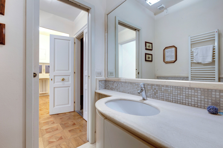 Bathroom 4, Mamo Florence - Le Farine Della Signoria Apartments, Florence