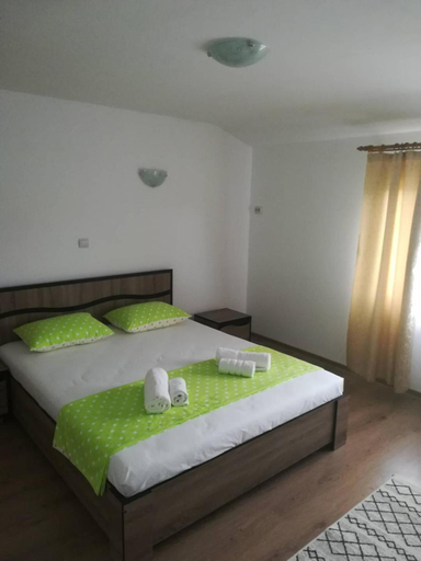 Others 5, Casa Adelin, Eselnita