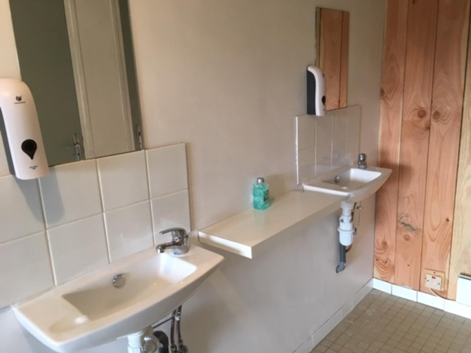 Bathroom 2, Inviting 2-Bed Cabin in Domfront En Poiraie, Orne