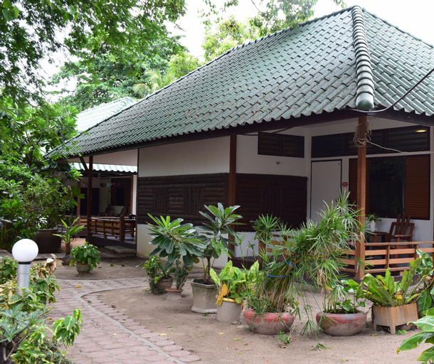 Exterior 3