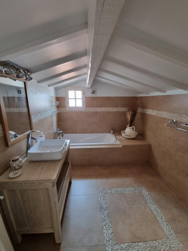 Bathroom 2, Domaine du Soleil Couchant, Bouches-du-Rhône