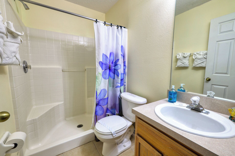 Bathroom 4, Arler House - Amazing 4 Bed 3 Bath - Private Pool, Lake
