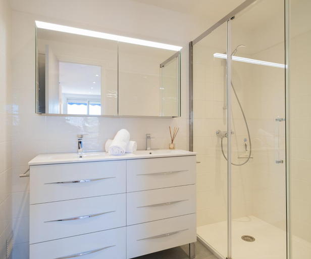 Bathroom 3, 2Br Apartment 100m from Beaches Terrace & Parking, Alpes-Maritimes