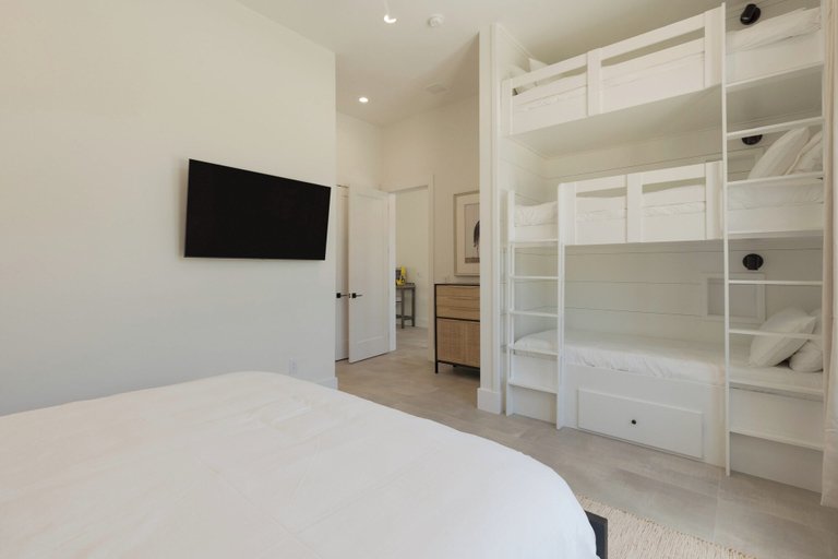 Bedroom 2, Emerald Evening by Avantstay 9bdr, Walk to Beach, Walton