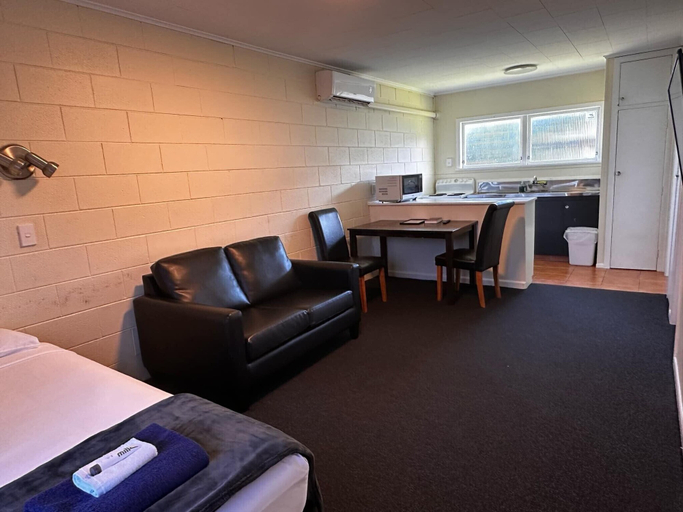 Living area 3, Abbey Travel Lodge Motel, Hamilton