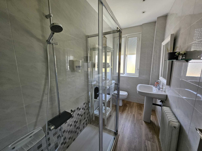 Bathroom 4, Casablanca Hotel Studios, Salamanca