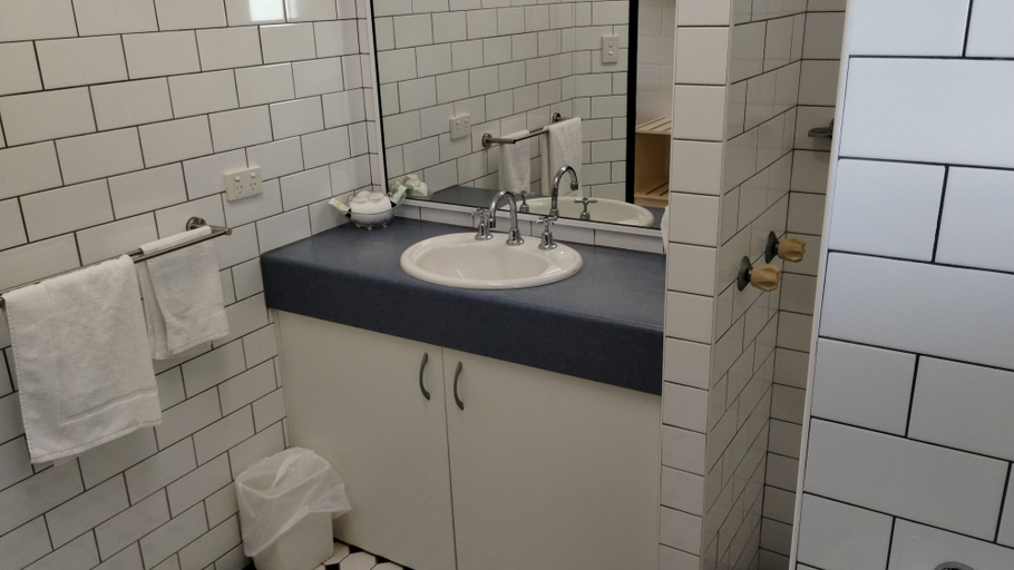 Bathroom 3, Tully Motel, Cardwell