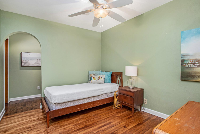 Bedroom 2, Wine Down Cottage, Berrien
