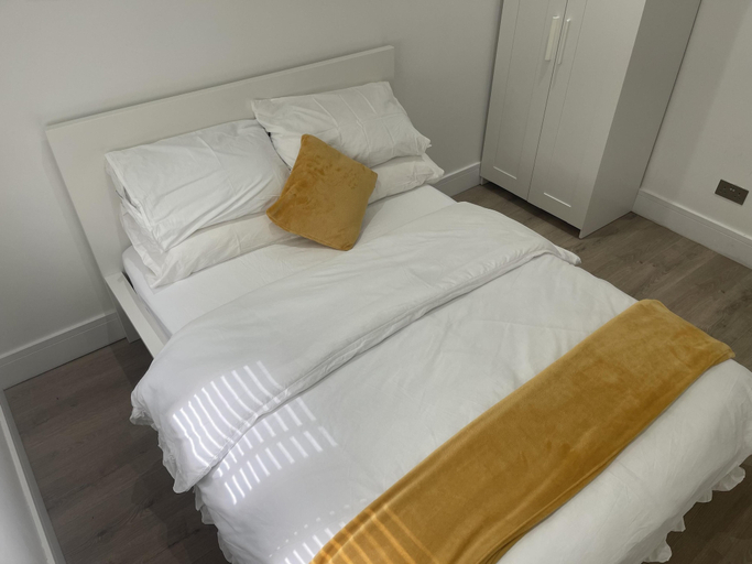 Room 3, 3br-free Parking- Near Transport Links, London