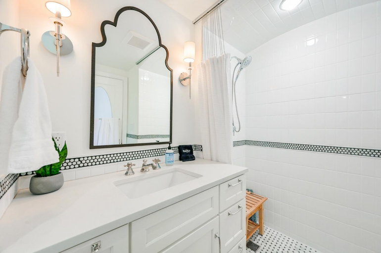 Bedroom 5, "The Fremont Lookout" with Deck & Gourmet Kitchen! apts, King