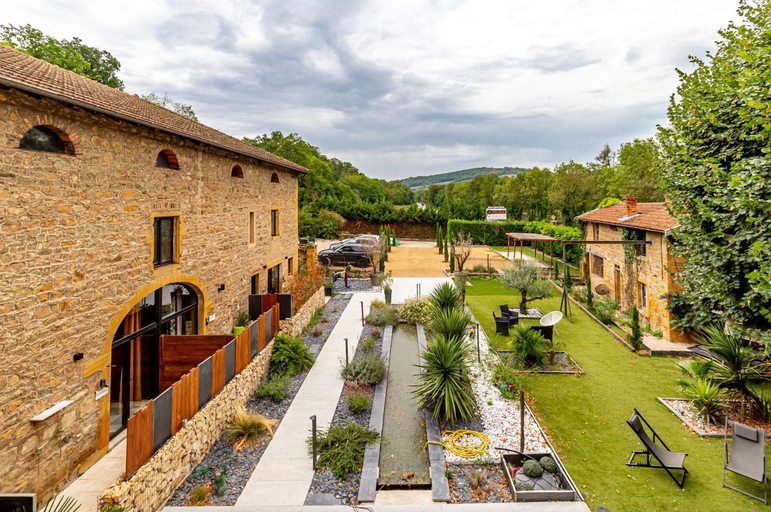 Exterior & Views
