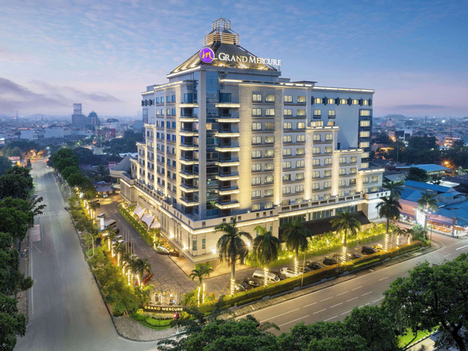 Exterior & Views 27