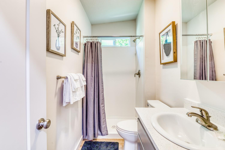 Bathroom 3, Pearl Street Studio, Lane