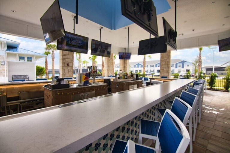 Food & Drinks, Living Large on Lelani, Polk