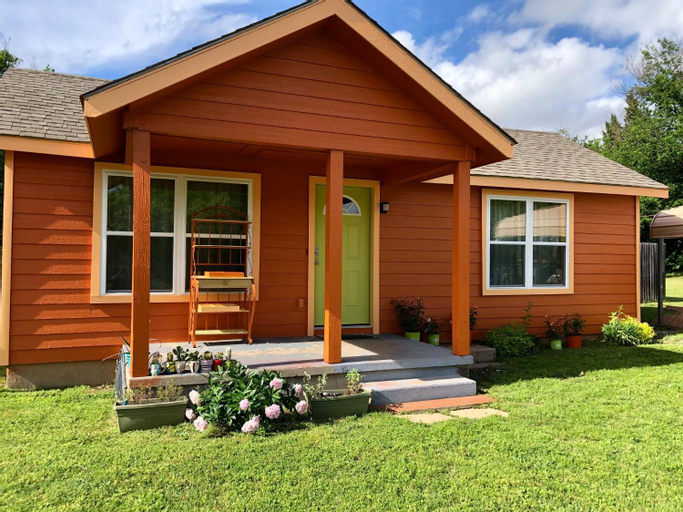 EZ 1 mile to Fort Sill! Pumpkin Cottage sleeps 9, grills, firepit, laundry, Comanche