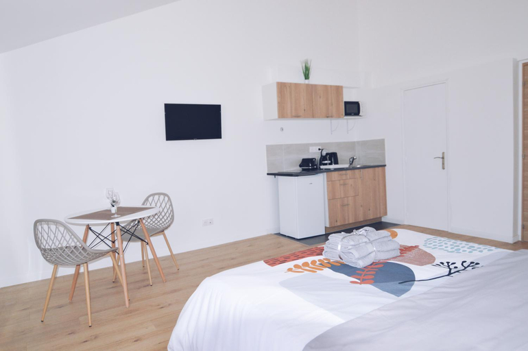 Others 4, Studios Lsquare-Residence, Vienne