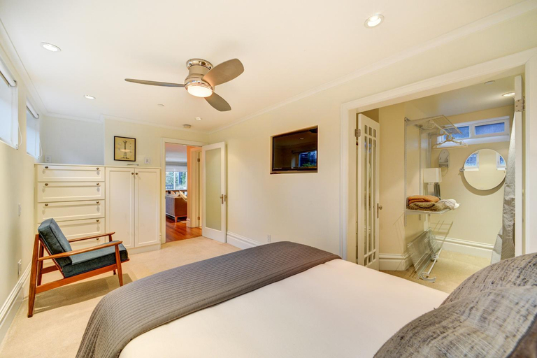 Bedroom 4, "The Fremont Lookout" with Deck & Gourmet Kitchen! apts, King