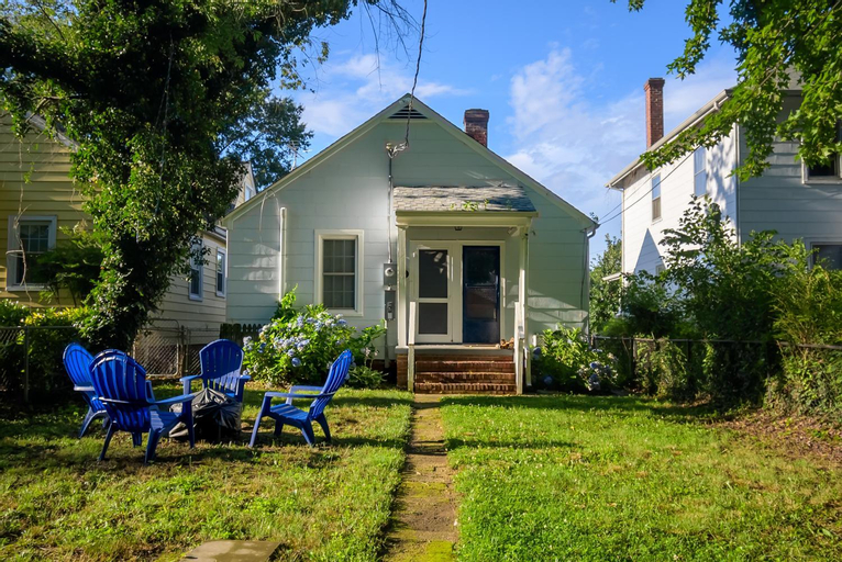 Retro Bungalow A Block to Tennis Courts & Park, Richmond