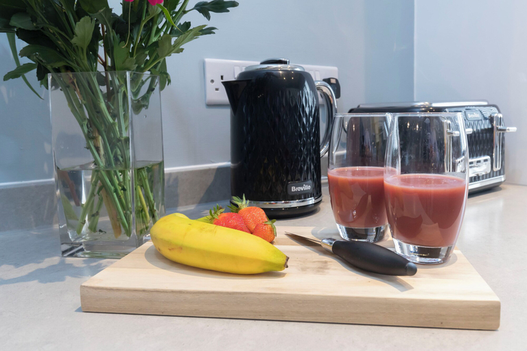 Food & Drinks 5, Elliot Oliver - Cosy 2 Bedroom Town Centre Apartment, Gloucestershire