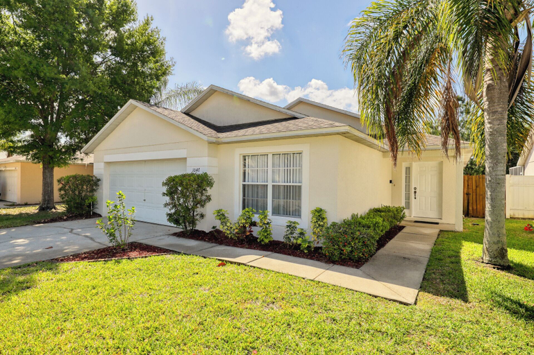Exterior & Views 2, Arler House - Amazing 4 Bed 3 Bath - Private Pool, Lake