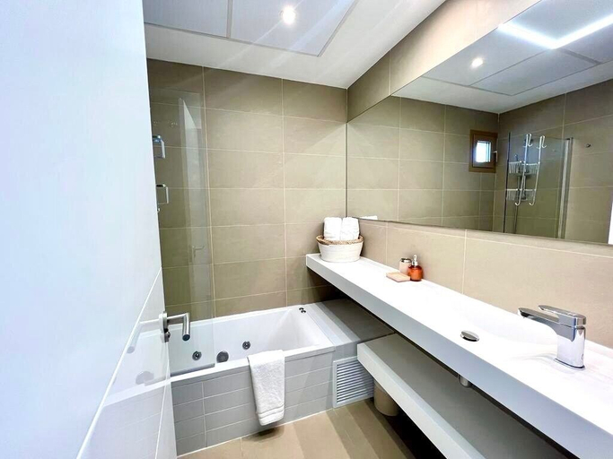 Bathroom 3, Apartments in Intempo by Leo Apartments, Alicante