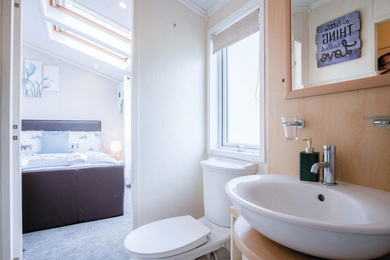 Bathroom 3, 2 Manor Lodge - 2 Bedroom Lodge - Pendine, Carmarthenshire