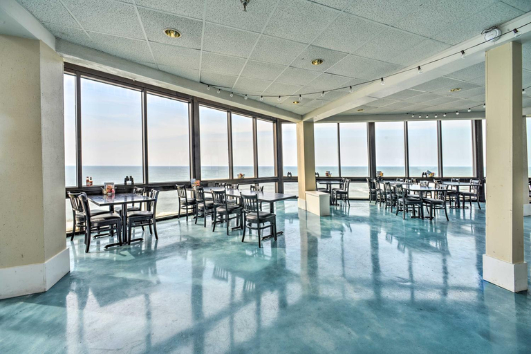Sport & Beauty 2, Colorful Beachfront Condo with Resort Amenities, Onslow
