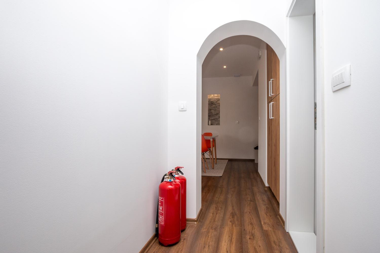 Others, Apartman Emir 2, Istočno Sarajevo