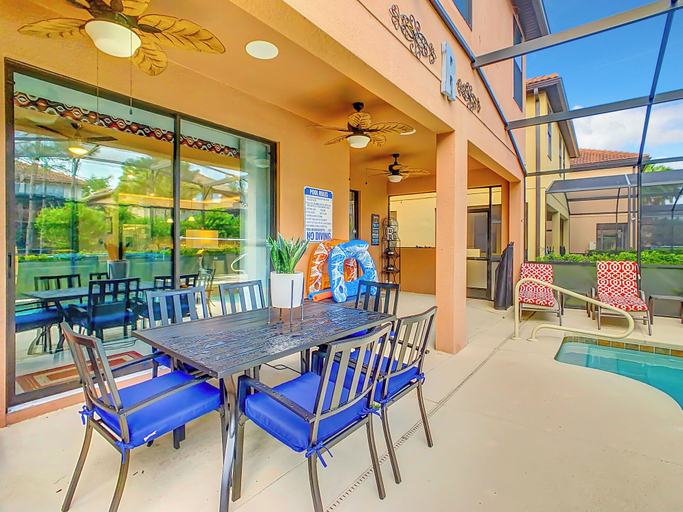 Food & Drinks, Paradise Away From The Parks at Solterra, Polk