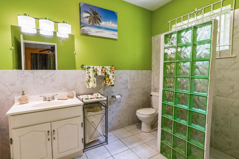 3, YanceyLargo- 4BR Villa Jacuzzi & Mountain Views