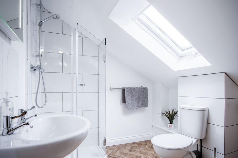 Bathroom 3, Yellow Cottage - 2 Bedroom Cottage - Dale, Pembrokeshire