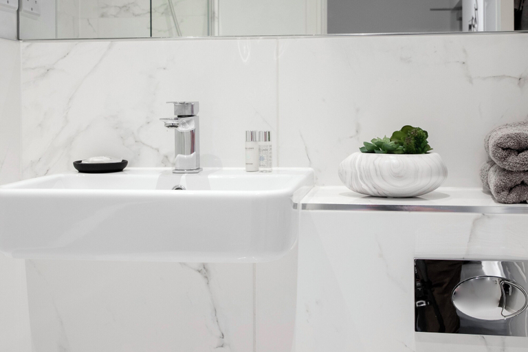 Bathroom 4, Elliot Oliver - Cosy 2 Bedroom Town Centre Apartment, Gloucestershire