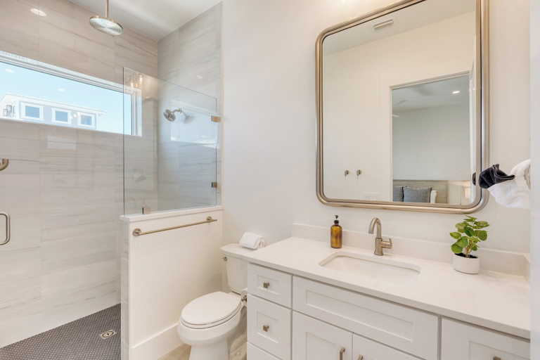 Bathroom 3, Emerald Evening by Avantstay 9bdr, Walk to Beach, Walton