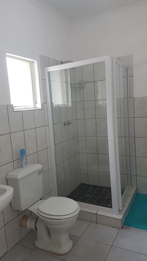 Bathroom, Wayside Lodge, Nkangala