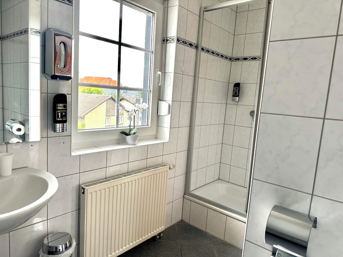 Bathroom 4, Hotel Restaurant Narasinga, Heinsberg