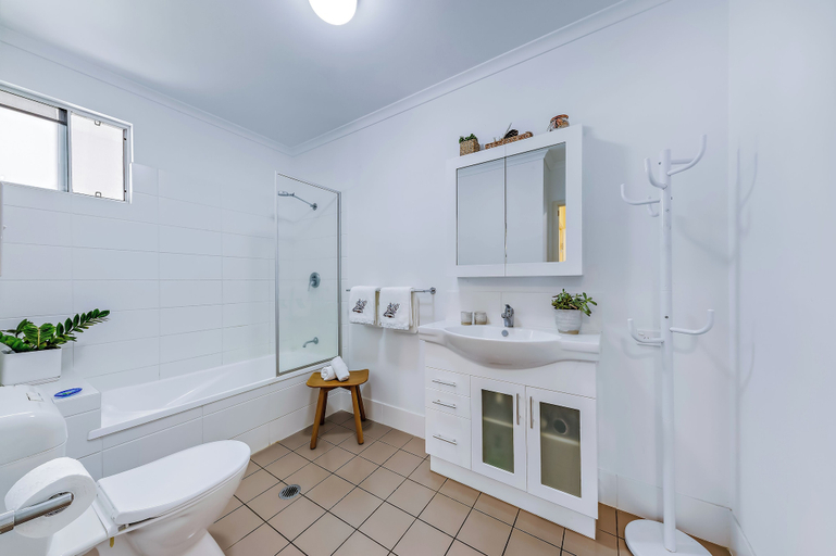 Bathroom, Alpha 8 on Waterson - Airlie Beach, Whitsunday