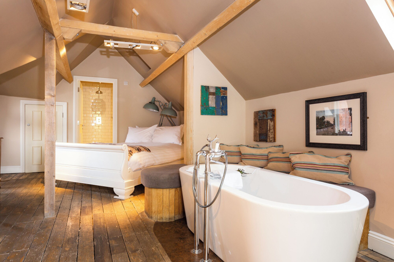 Bathroom 4, D'Parys, Bedfordshire