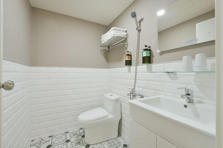 Bathroom 3, Fengjia Buddy House, Taichung