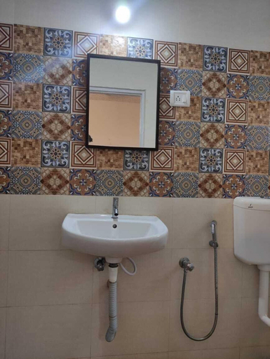 Bathroom, Holiday Beach Resort, North Goa