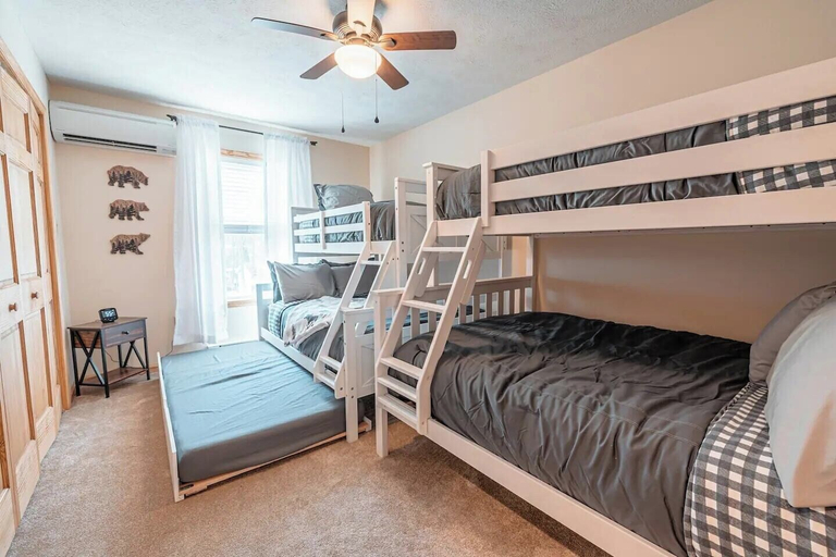 Bedroom 3, NEW Large Group Summer Getaway W/hot Tub + Game Room!, Carbon
