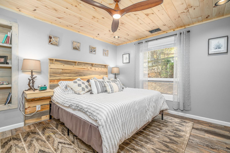 Bedroom 2, Bee Branch 05, Avery