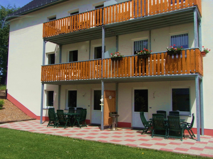 Others 2, Comfy Holiday Home in Burg Reuland With Sauna, Terrace, BBQ, Liège