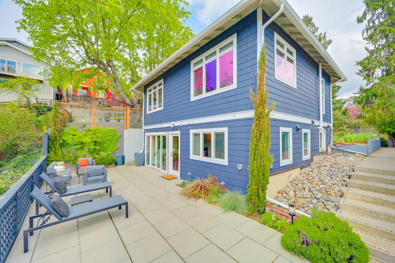 Exterior & Views 1, "The Fremont Lookout" with Deck & Gourmet Kitchen! apts, King