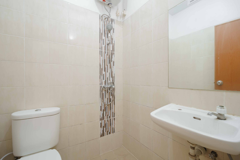Bathroom 3, RedDoorz Syariah Plus @ Wisma Bougenville Karawaci, Tangerang
