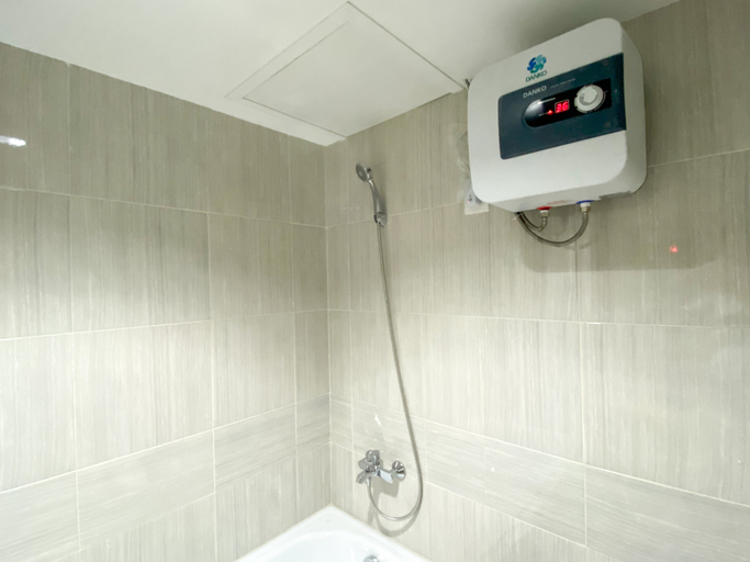 Bathroom 5, Comfort and Simply Design Studio at Vasanta Innopark Apartment By Travelio, Cikarang