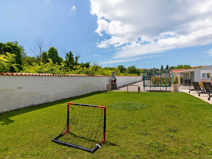Others 5, Stylish Holiday Home in Banjole With Swimming Pool, Medulin
