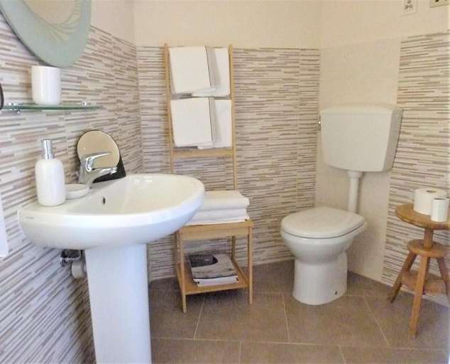 Bathroom 5, Alloggio del Castello da Germana Parcheggio gratuito, Cuneo