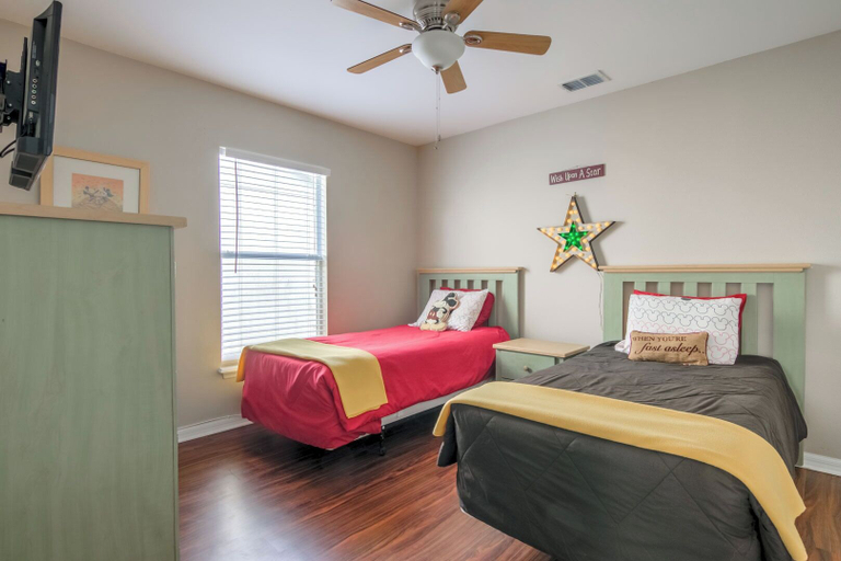 Bedroom 3, Amanda's Cozy Clear Creek Vacation Home, Lake