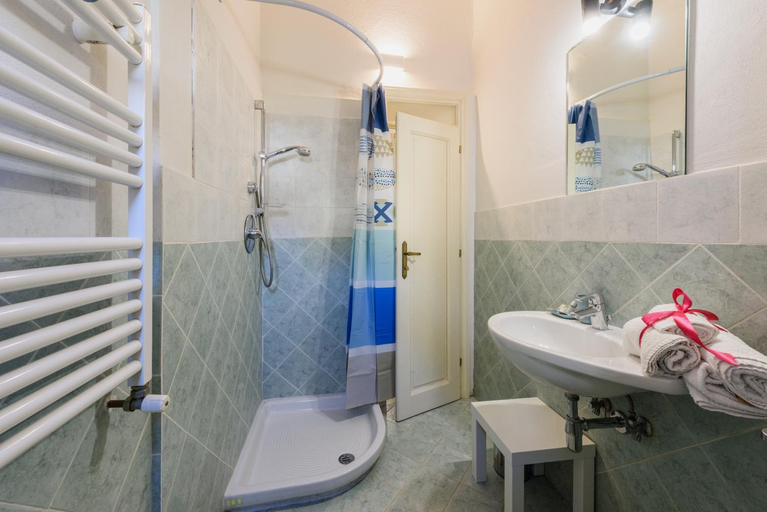 Bathroom 2, Santa Maria Novella Classic by Mmega, Florence